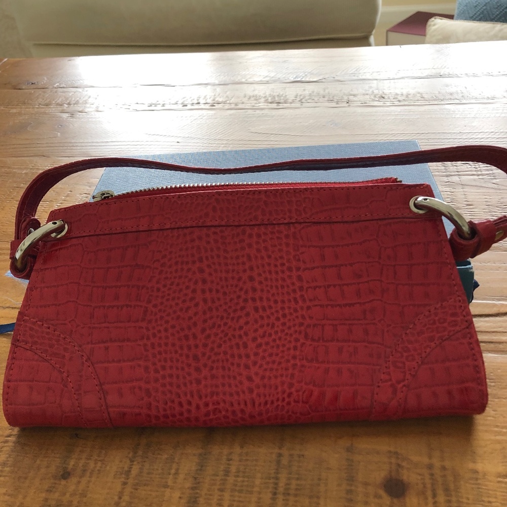 Elegant leather Brazilian bag designed by Corello